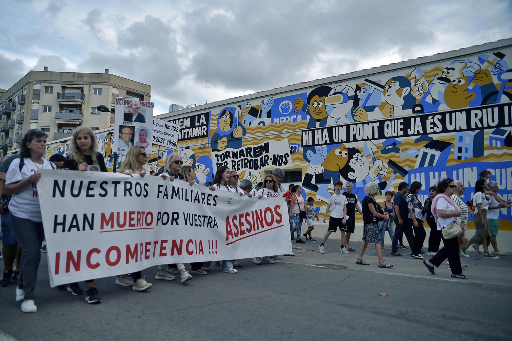 Pintada mural Pont solidaritat undécima mani mazón
